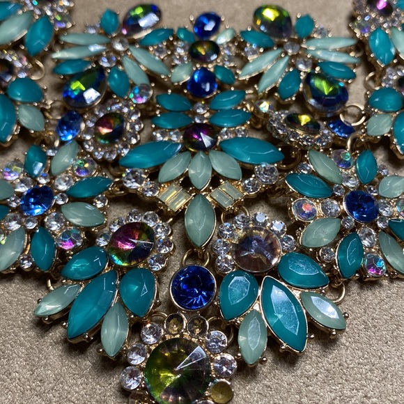 Beautiful Statement Necklace - Picture 3 of 6